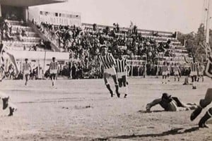 El gol de Pachín Bonaveri en el partido que se jugó en el 15 de Abril en 1972. Al fondo se observa a Leopoldo Jacinto Luque, que acompañaba la jugada.