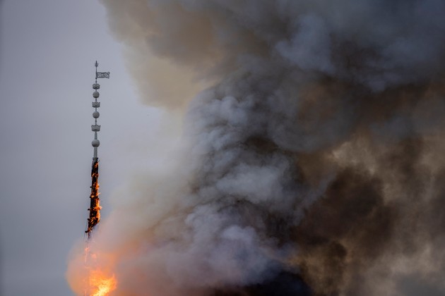 Se incendió uno de los edificios más antiguos de Copenhague: se derrumbó la aguja de su torre