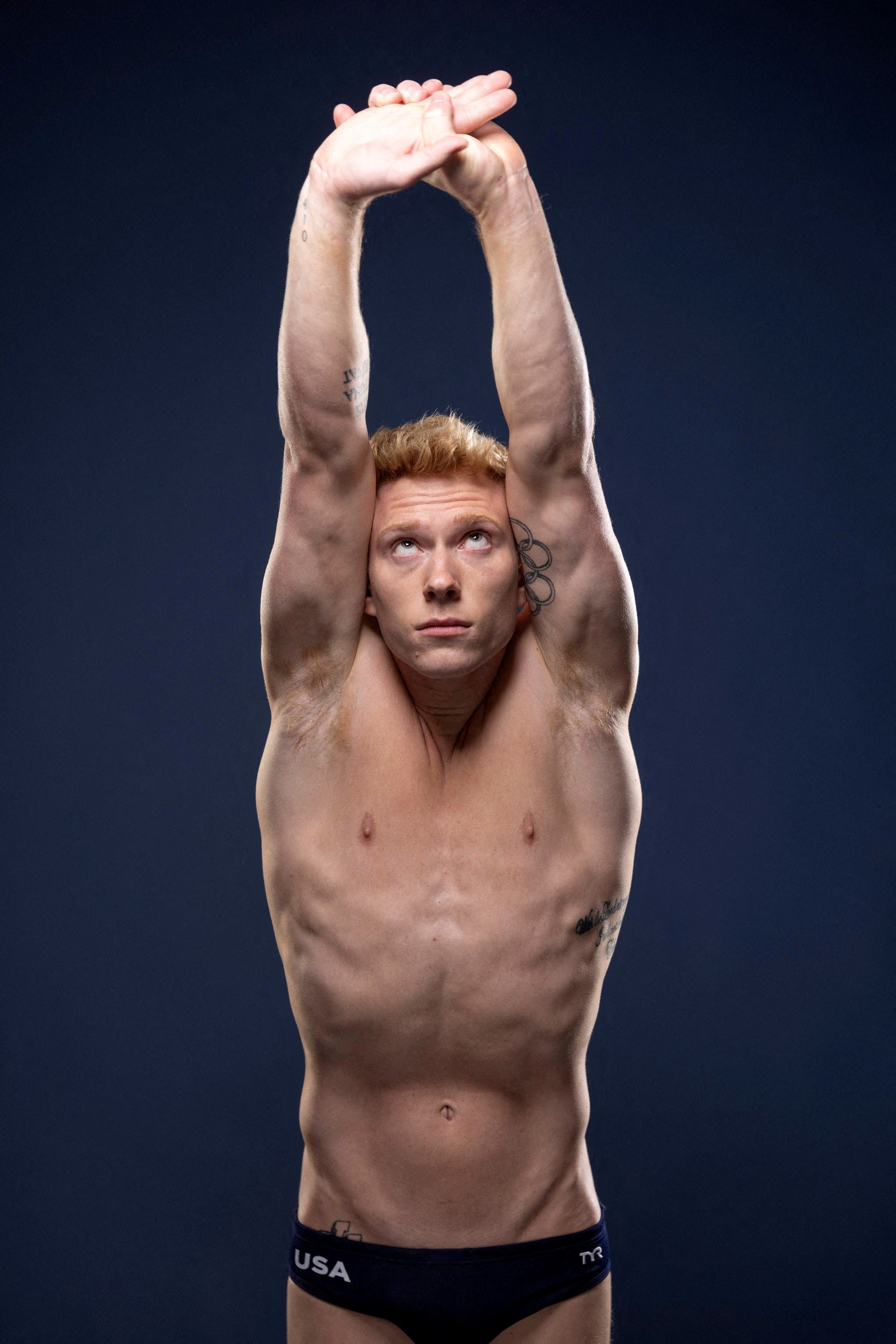 El buceador estadounidense Andrew Capobianco presenta un retrato durante la cumbre de medios del Equipo USA antes de los Juegos Olímpicos y Paralímpicos de París, en un evento en Nueva York, EE.UU.