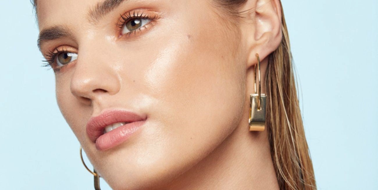 ¿Qué es el glass skin, la nueva tendencia en maquillaje?