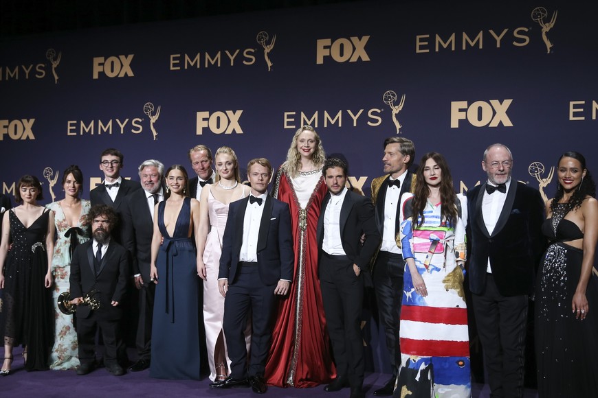 (190923) -- CALIFORNIA, 23 septiembre, 2019 (Xinhua) -- Imagen del 22 de septiembre de 2019 del elenco de la serie "Game of Thrones" posando con el Premio a Mejor Serie de Drama, durante la 71 Entrega de los Premios Emmy, en Los Angeles, California, Estados Unidos. (Xinhua/Li Ying) (rtg) (vf)