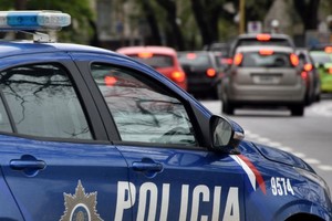 El violento episodio ocurrió alrededor de las 17 en inmediaciones de Ghiraldo y Cavia. Una primera versión indicaba que varias personas que circulaban en moto y que al parecer venían en una persecución, comenzaron a dispararse en plena calle.