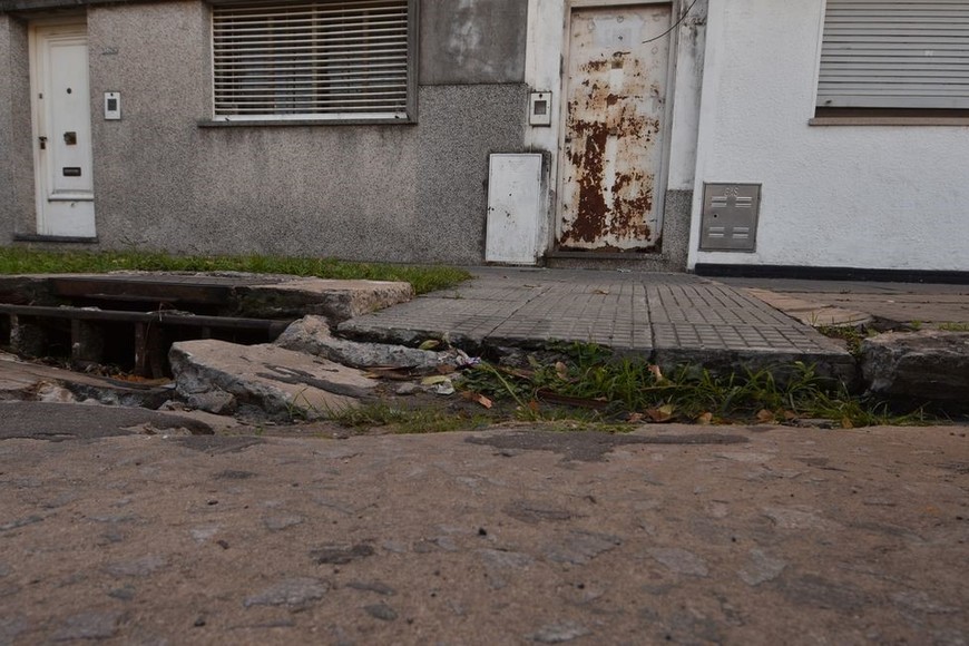 El hundimiento cada vez es más notorio, incluso la vereda presenta una notable depresión. Foto: Mauricio Garín