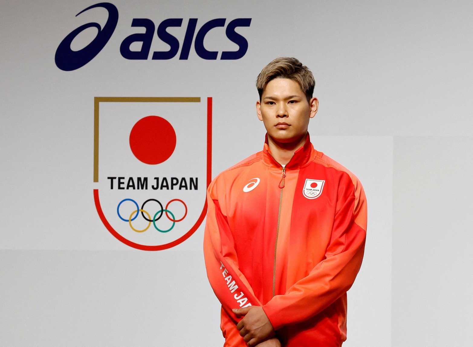 El jugador de voleibol japonés Yuji Nishida asiste a una ceremonia de inauguración de uniformes oficiales para los Juegos Olímpicos y Paralímpicos de París en Tokio, Japón.