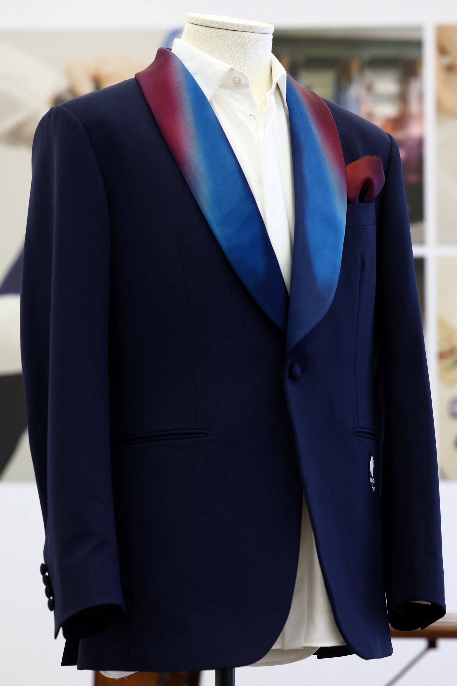 La chaqueta de traje para hombre que llevarán los atletas del equipo francés para la ceremonia de apertura de la exclusiva marca de ropa masculina de LVMH, Berluti, se exhibe en una sala de exposición en la sede de Berluti en París, Francia.