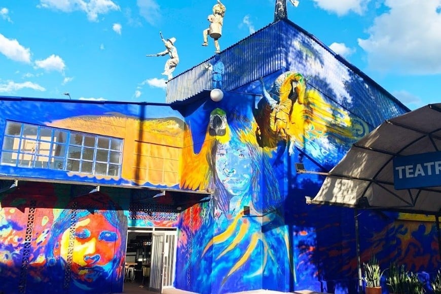 Ingreso al Teatro Azul de Armenia (Quindío, Colombia), con murales y esculturas de Luis Guillermo Vallejo Vargas.