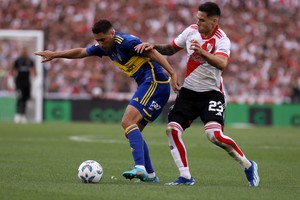 (240225) -- BUENOS AIRES, 25 febrero, 2024 (Xinhua) -- El jugador Rodrigo Villagra (d), de River Plate, disputa el balón con Miguel Merentiel (i), de Boca Juniors, durante el partido correspondiente a la fecha 7 de la Copa Sur Finanzas 2024 de la Liga Profesional de Fútbol, celebrado en el estadio Antonio Vespucio Liberti, en la ciudad de Buenos Aires, capital de Argentina, el 25 de febrero de 2024. (Xinhua/Martín Zabala) (mz) (rtg) (ah) (da)