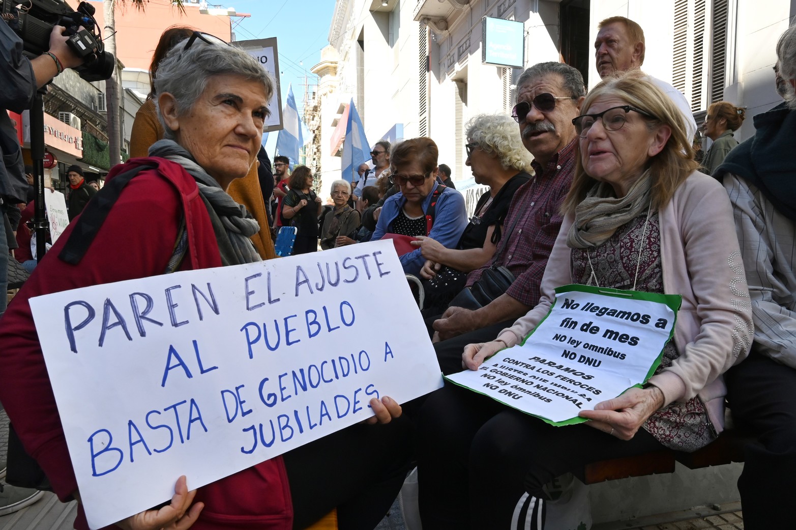 Los jubilados concretaron la primera manifestación frente a Anses bajo el lema: marcha de los banquitos. Reclaman el aumento de sus haberes jubilatorios. Según datos el 44 por ciento del ajuste fiscal salieron del recorte a los jubilados.
