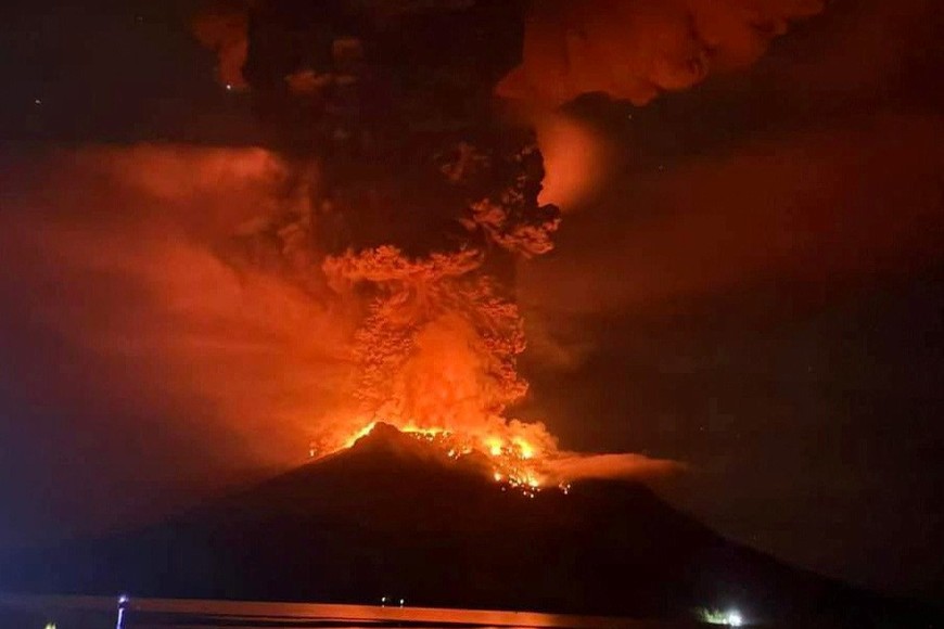 Hot lava flows from Mount Ruang volcano during an eruption in Sitaro, North Sulawesi province, Indonesia, April 17, 2024. Antara Foto/HO/BPBD Kab Sitaro/via REUTERS ATTENTION EDITORS - THIS IMAGE HAS BEEN SUPPLIED BY A THIRD PARTY. MANDATORY CREDIT. INDONESIA OUT. NO COMMERCIAL OR EDITORIAL SALES IN INDONESIA.