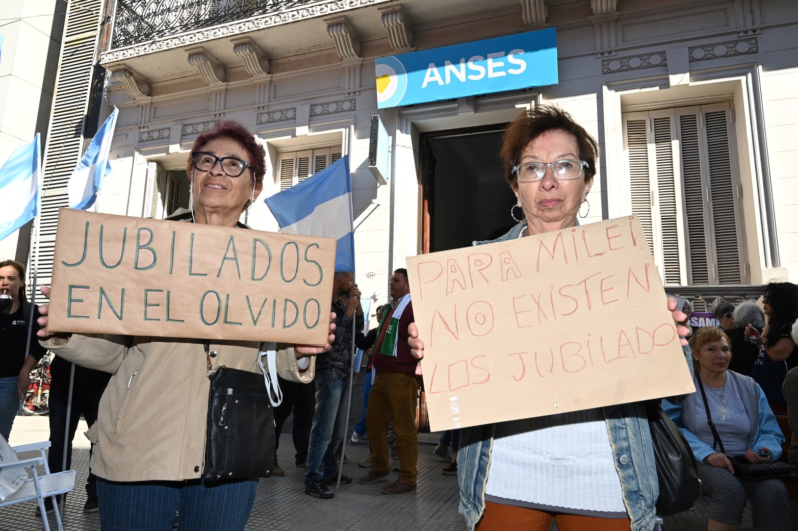Los jubilados concretaron la primera manifestación frente a Anses bajo el lema: marcha de los banquitos. Reclaman el aumento de sus haberes jubilatorios. Según datos el 44 por ciento del ajuste fiscal salieron del recorte a los jubilados.
