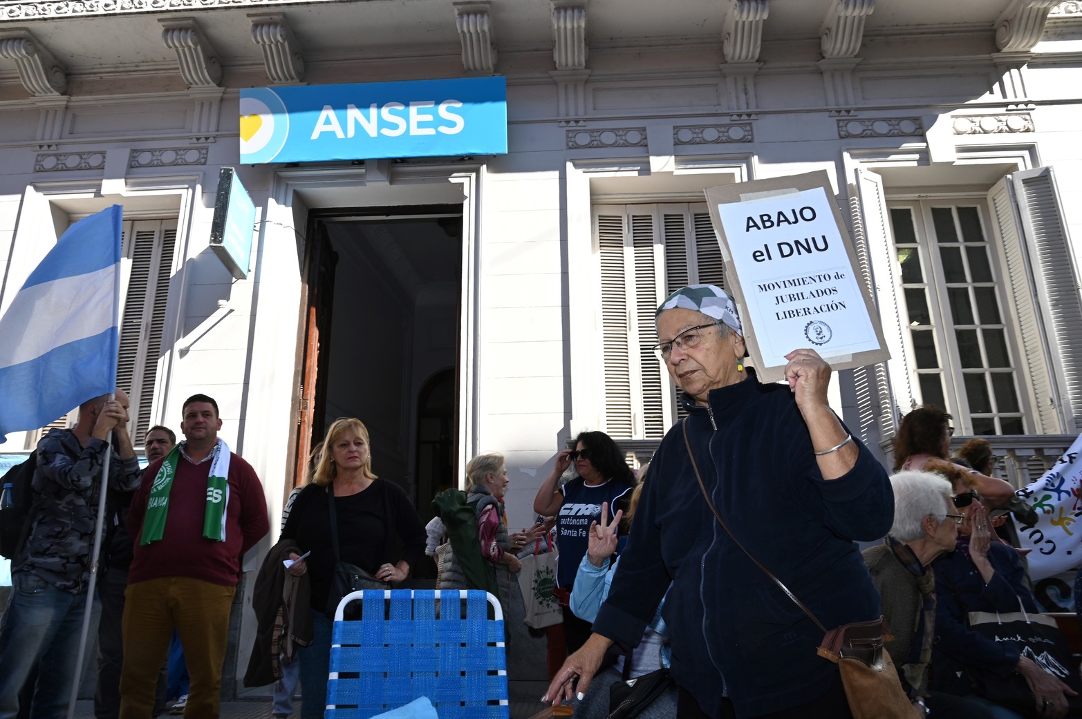 Los jubilados concretaron la primera manifestación frente a Anses bajo el lema: marcha de los banquitos. Reclaman el aumento de sus haberes jubilatorios. Según datos el 44 por ciento del ajuste fiscal salieron del recorte a los jubilados.