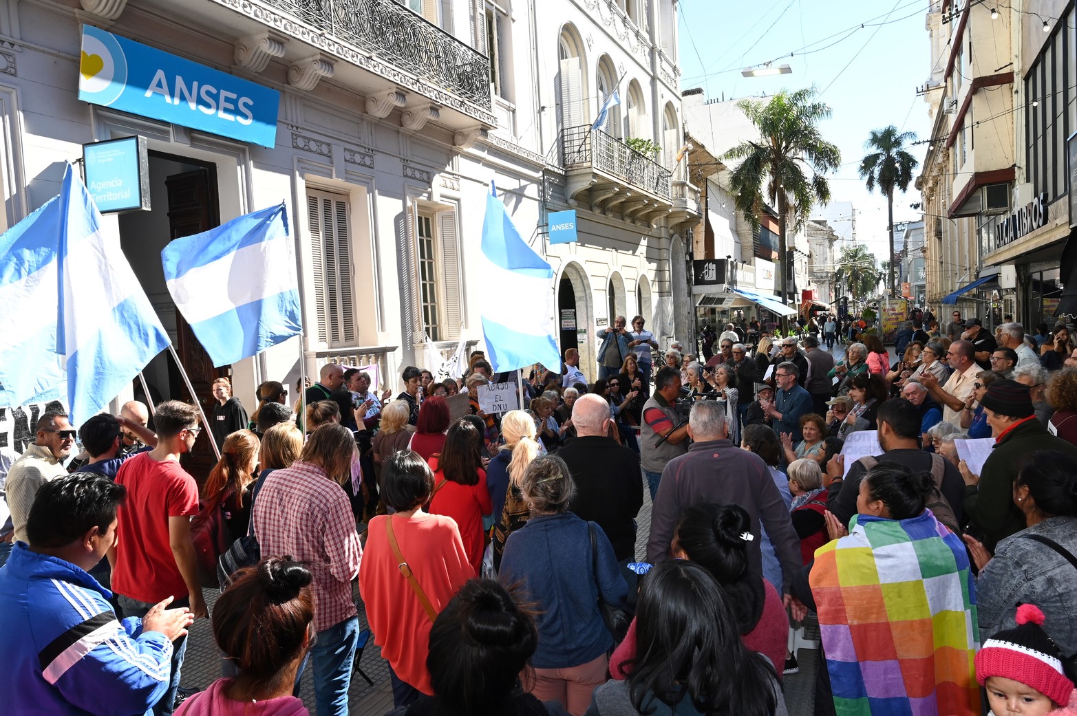 Los jubilados concretaron la primera manifestación frente a Anses bajo el lema: marcha de los banquitos. Reclaman el aumento de sus haberes jubilatorios. Según datos el 44 por ciento del ajuste fiscal salieron del recorte a los jubilados.