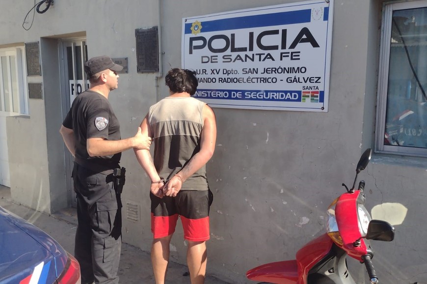 Uno de los detenidos en sede de la comisaría segunda de Gálvez. Crédito: Unidad Regional XV de Policía
