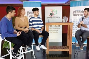 El intendente dialogó con alumnos de la carrera de Periodismo de la Dante Alighieri. 