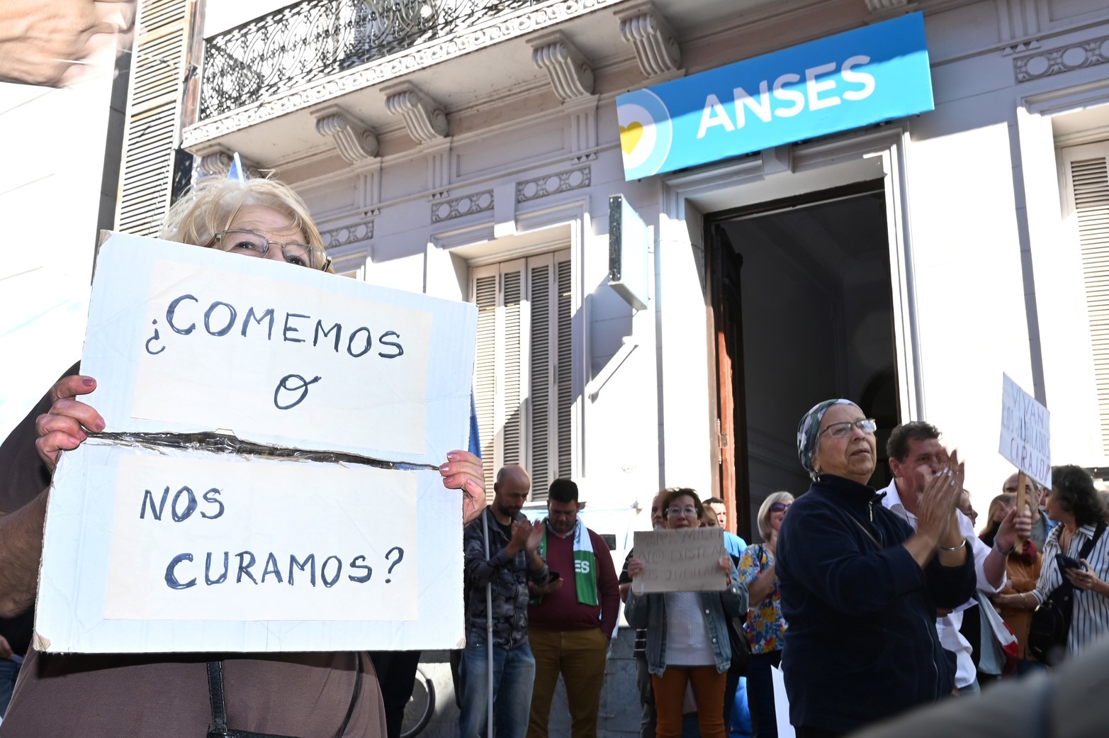 Los jubilados concretaron la primera manifestación frente a Anses bajo el lema: marcha de los banquitos. Reclaman el aumento de sus haberes jubilatorios. Según datos el 44 por ciento del ajuste fiscal salieron del recorte a los jubilados.