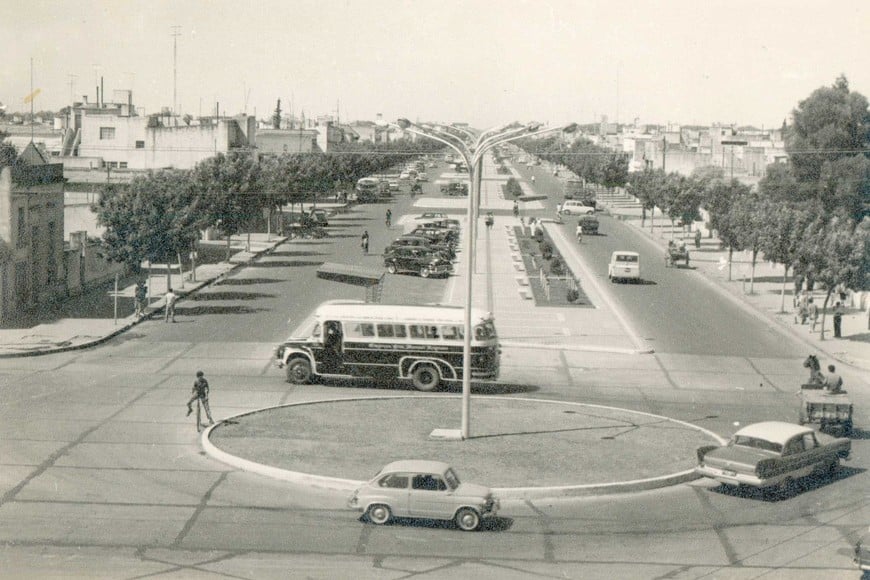 La rotonda de Avenida Freyre y Bulevar Pellegrini con vista hacia el sur de la ciudad.