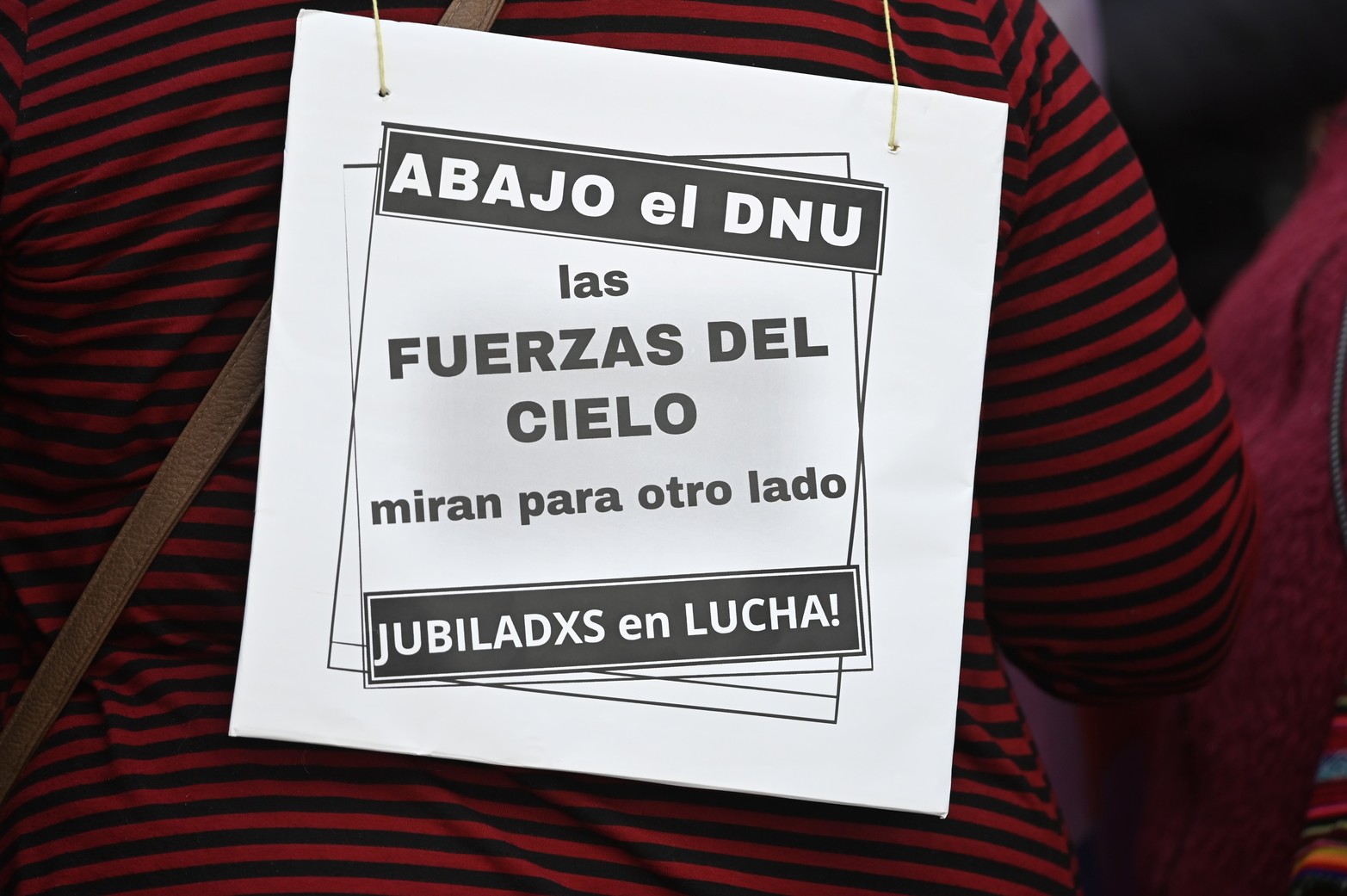 Los jubilados concretaron la primera manifestación frente a Anses bajo el lema: marcha de los banquitos. Reclaman el aumento de sus haberes jubilatorios. Según datos el 44 por ciento del ajuste fiscal salieron del recorte a los jubilados.