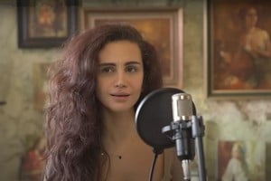 Arpine Mikaeli Ter-Petrosyan, tal su verdadero nombre, en el videoclip que realizó para “She”, la canción que popularizó su “paisano”, el armenio-francés Charles Aznavour. Foto: Captura de pantalla