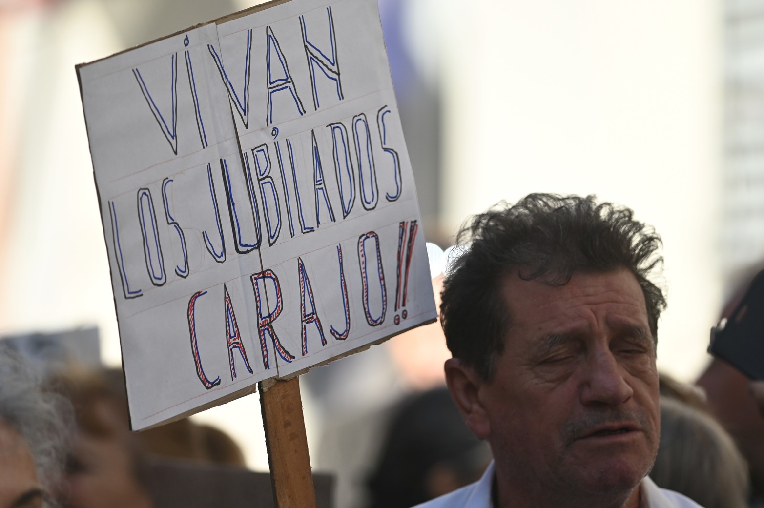 Los jubilados concretaron la primera manifestación frente a Anses bajo el lema: marcha de los banquitos. Reclaman el aumento de sus haberes jubilatorios. Según datos el 44 por ciento del ajuste fiscal salieron del recorte a los jubilados.