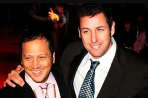 El actor Rob Schneider junto a Adam Sandler, con quien comparte cámara en numerosas películas.