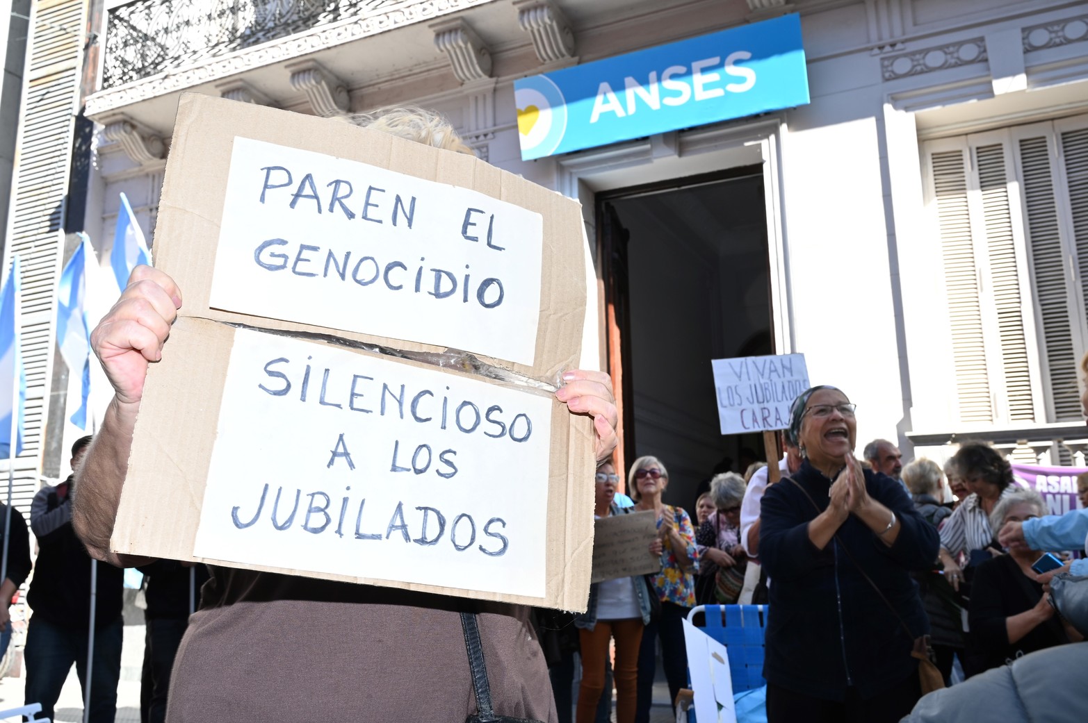 Los jubilados concretaron la primera manifestación frente a Anses bajo el lema: marcha de los banquitos. Reclaman el aumento de sus haberes jubilatorios. Según datos el 44 por ciento del ajuste fiscal salieron del recorte a los jubilados.