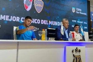 Los referentes de River y Boca con el "presi". Marcos Rojo y Nacho Fernández fueron los que hablaron en la previa del superclásico con la presencia del Chiqui Tapia.