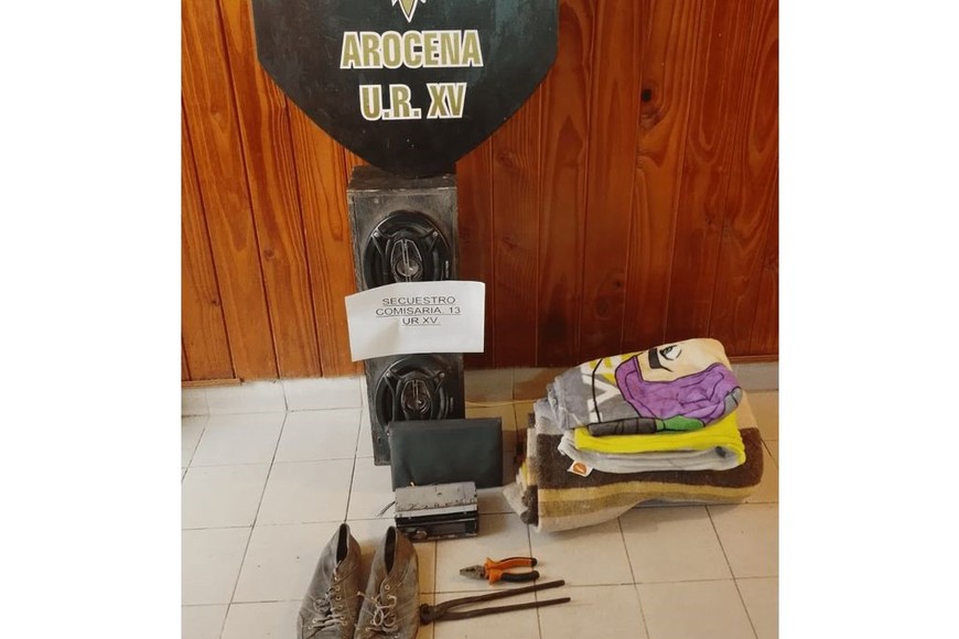 Todos los elementos fueron recuperados a través de la jefa de la comisaría Silvana Miranda y los empleados Javier Muñiz y Brenda Bianchi.  Fotos Unidad Regional XV