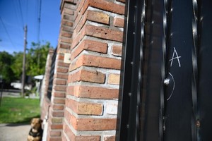 Frente de la casa baleada. Crédito: Marcelo Manera