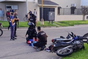 Uno de los delincuentes fue apresado tras derrapar con su moto.