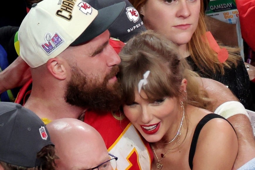 Football - NFL - Super Bowl LVIII - Kansas City Chiefs v San Francisco 49ers - Allegiant Stadium, Las Vegas, Nevada, United States - February 11, 2024
Kansas City Chiefs' Travis Kelce celebrates with partner Taylor Swift after Kansas City Chiefs win Super Bowl LVIII REUTERS/Carlos Barria