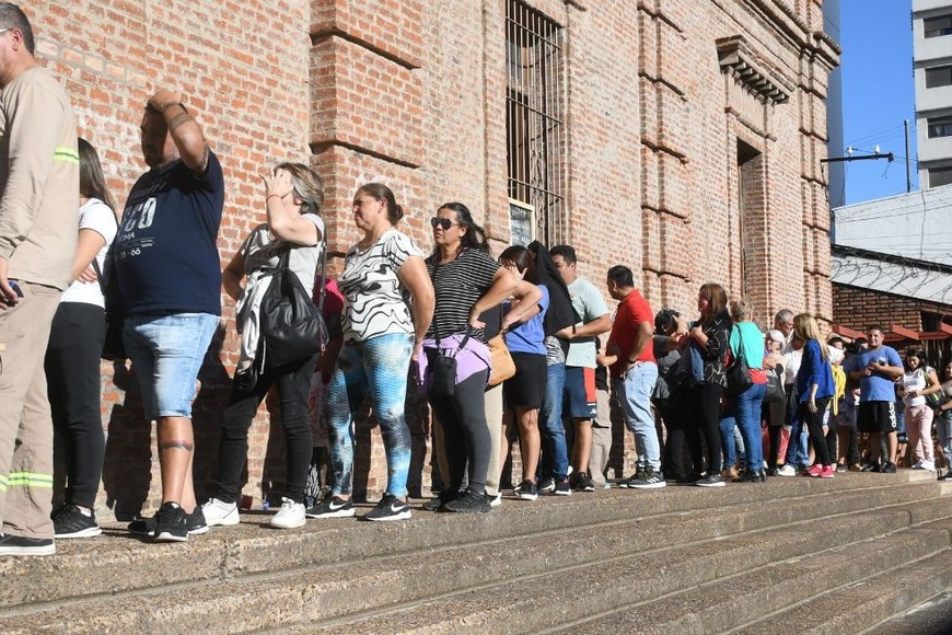 La larga fila de creyentes. Créditos: Manuel Fabatia
