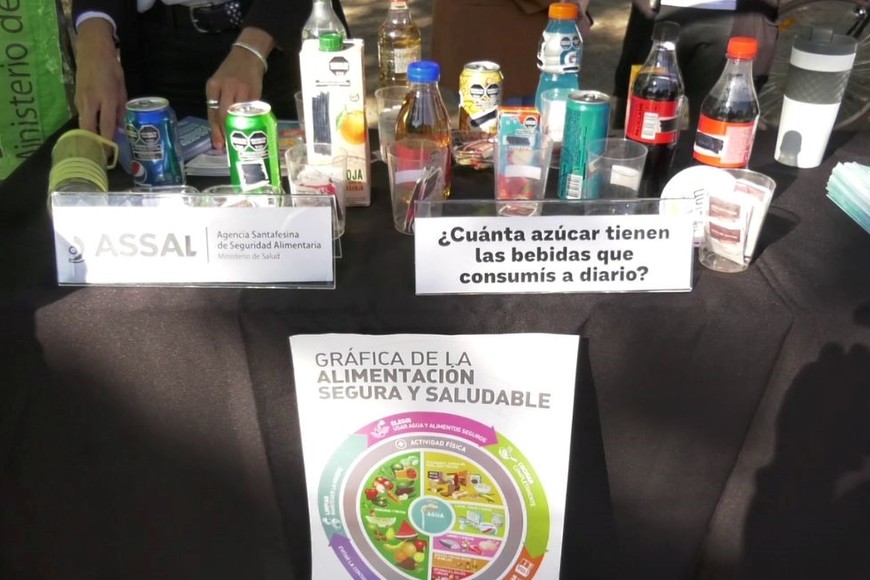 Se llevó a cabo una actividad centrada en generar conciencia sobre el contenido de azúcares en las bebidas de consumo habitual.