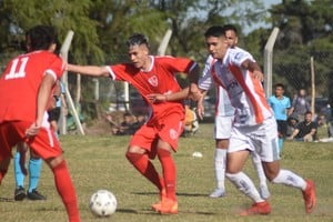 En Monte Vera. Cosmos FC vs Vecinal Gálvez. Un partido importante en una cancha en óptimas condiciones. Crédito: Luis Cetraro