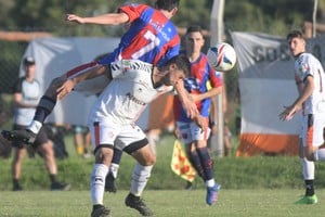 Sorpresa y media. Vecinal Gálvez venció a Cosmos FC en Monte Vera y sumó puntos importantes a los objetivos de la permanencia. Crédito: Luis Cetraro