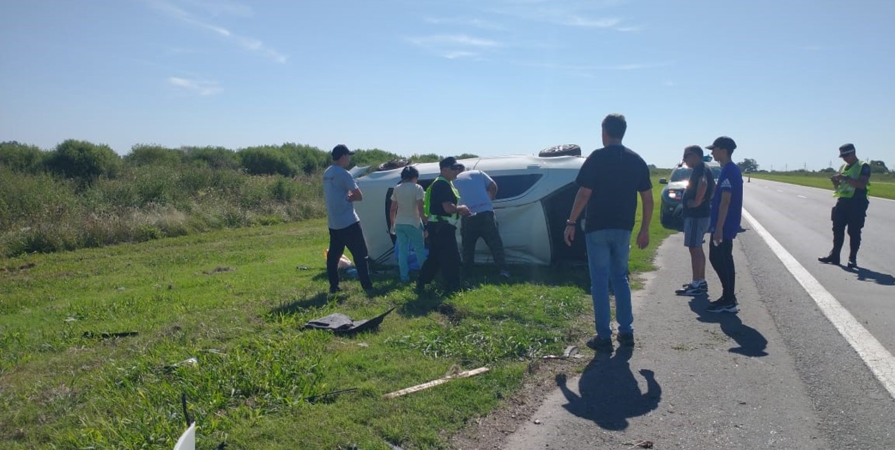 Maciel: un auto se fue del camino en la Autopista, volcó y el conductor quedó atrapado