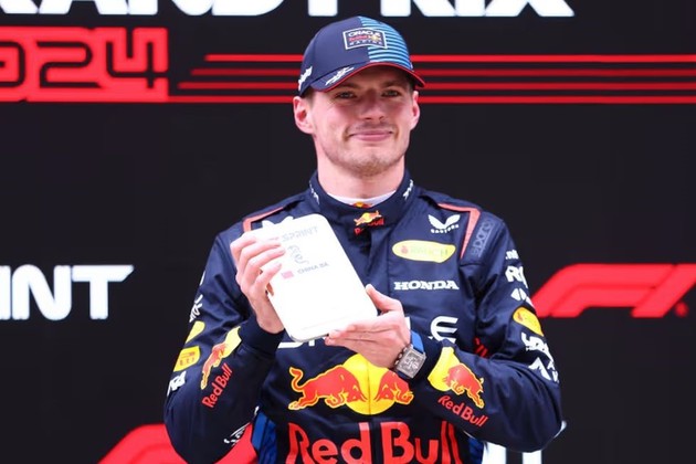 Verstappen se quedó con la primera carrera Sprint del año en un final dramático en Shanghai