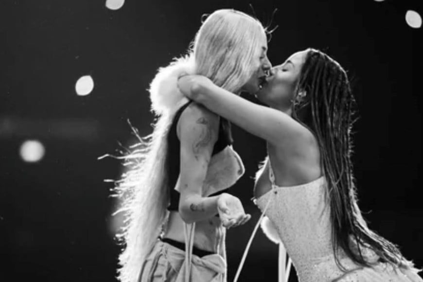 Cerraron la presentación con un beso y Tini agradeció la invitación