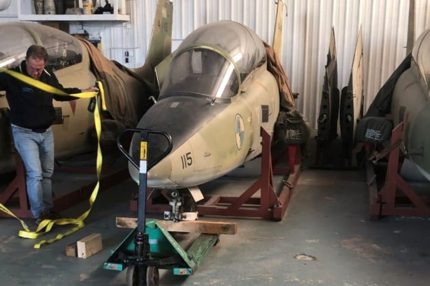 El Aermacchi MB-339 descansa en un hangar en Georgia