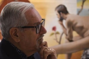 Reflexiones: Lazzarini pensativo, espejando la actitud de uno de los personajes de “El sueño de Dalí”. Foto: Manuel Fabatía