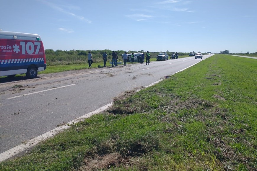 Una ambulancia derivó al conductor a Granadero Baigorria.  Crédito: Unidad Regional XV