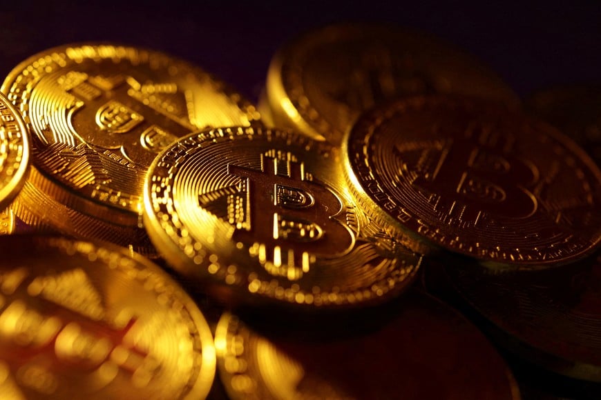 FILE PHOTO: Physical representations of the bitcoin cryptocurrency are seen in this illustration taken October 24, 2023. REUTERS/Dado Ruvic/Illustration/File Photo/File Photo