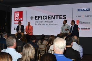 Moderado por el periodista Carlos Claá, el panel contó con la presencia del arquitecto Octavio Benuzzi, María José Correa, Mario Huber y Manuel Puelles. Foto: Manuel Fabatía.