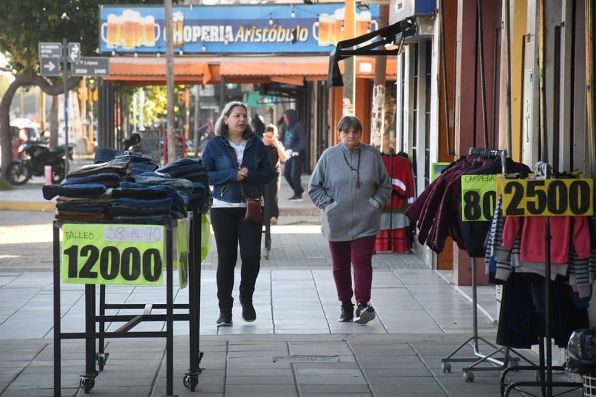 Opiniones encontradas por el horario corrido. Comerciantes de la avenida Aristóbulo del Valle tienen opiniones dispares sobre un cambio de horarios. La siesta, la inseguridad y la falta de unificación de criterios, son algunos de los factores por lo que varios se oponen.