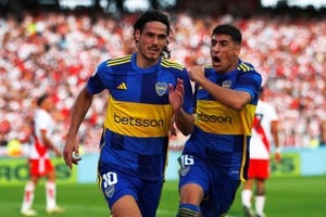 El uruguayo Cavani puso el segundo de Boca en Córdoba. Crédito: Reuters/Matias Baglietto