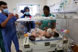 Imagen del Hospital Al Shifa de Gaza mientras se mantenía operativo. Los profesionales de la salud gazatíes hacen un esfuerzo supremo para mantener a salvo a los recién nacidos. 