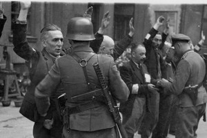 Soldados nazis arrestando a judíos durante el Levantamiento del Gueto de Varsovia, la histórica y aleccionadora revuelta que duró entre el 19 de abril y el 16 de mayo de 1943.