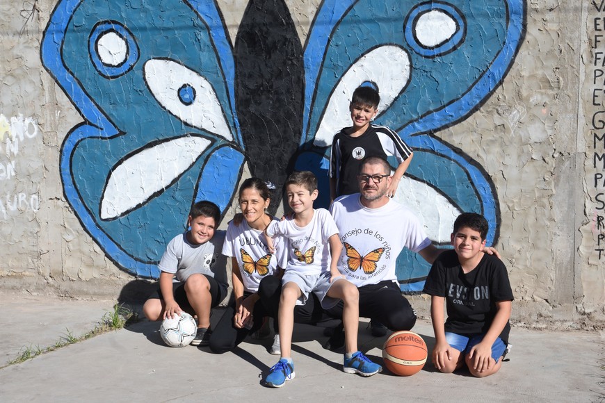 Los vecinos comenzaron a diseñar un plan de acción mancomunado con los niños, niñas y familiares para resistir a la ocupación definitiva de la plaza. Hicieron circuitos lúdicos en el piso, elaboraron un mural colectivo denominado "Mariposa resistencia". Crédito: Luis Cetraro