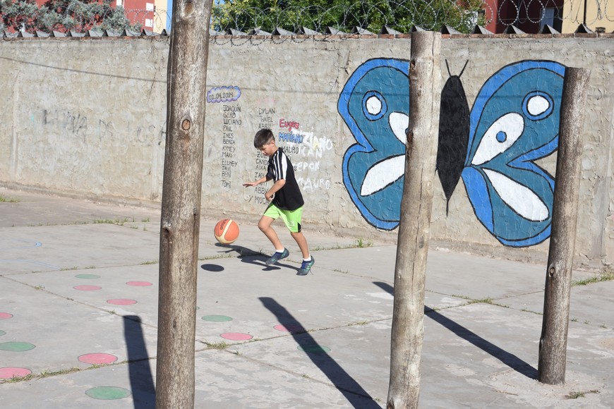 Unos postes de madera aparecieron a fines de 2023 y encendieron las alarmas. Los vecinos temen que un privado avance sobre el espacio que es de los chicos. Crédito: Luis Cetraro