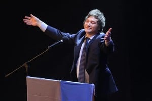 El presidente Javier Milei, curioso "hombre orquesta" de estos tiempos. Repasar algunas de sus llamativas declaraciones y su interminable seguidilla de citas numéricas no deja de ser un ejercicio más que interesante.