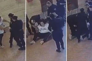 El momento donde la mujer intenta robar el arma.